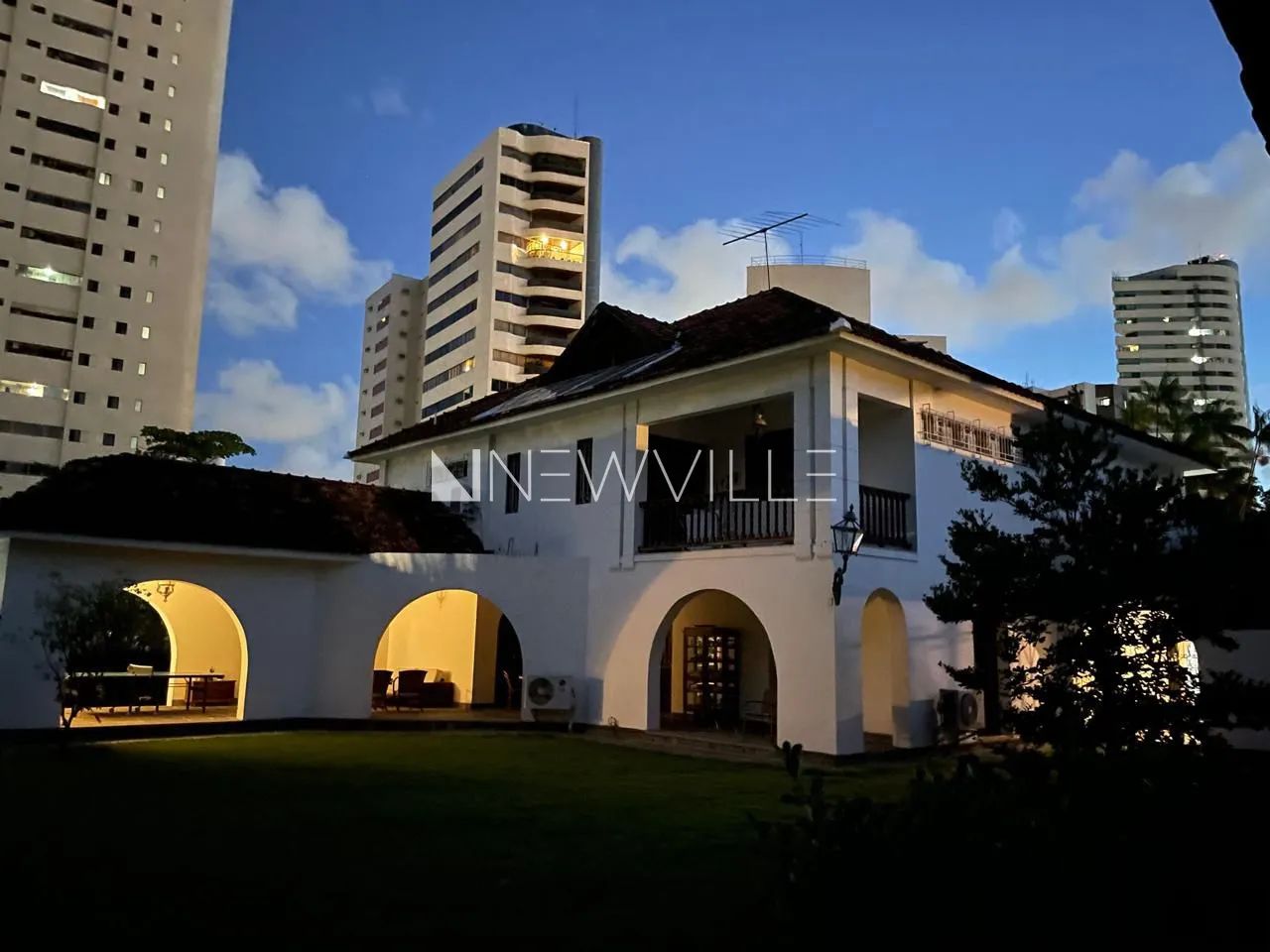 Casa à venda em Parnamirim  1.380m², 5 quartos, uso comercial, ampla e arborizada | Recife