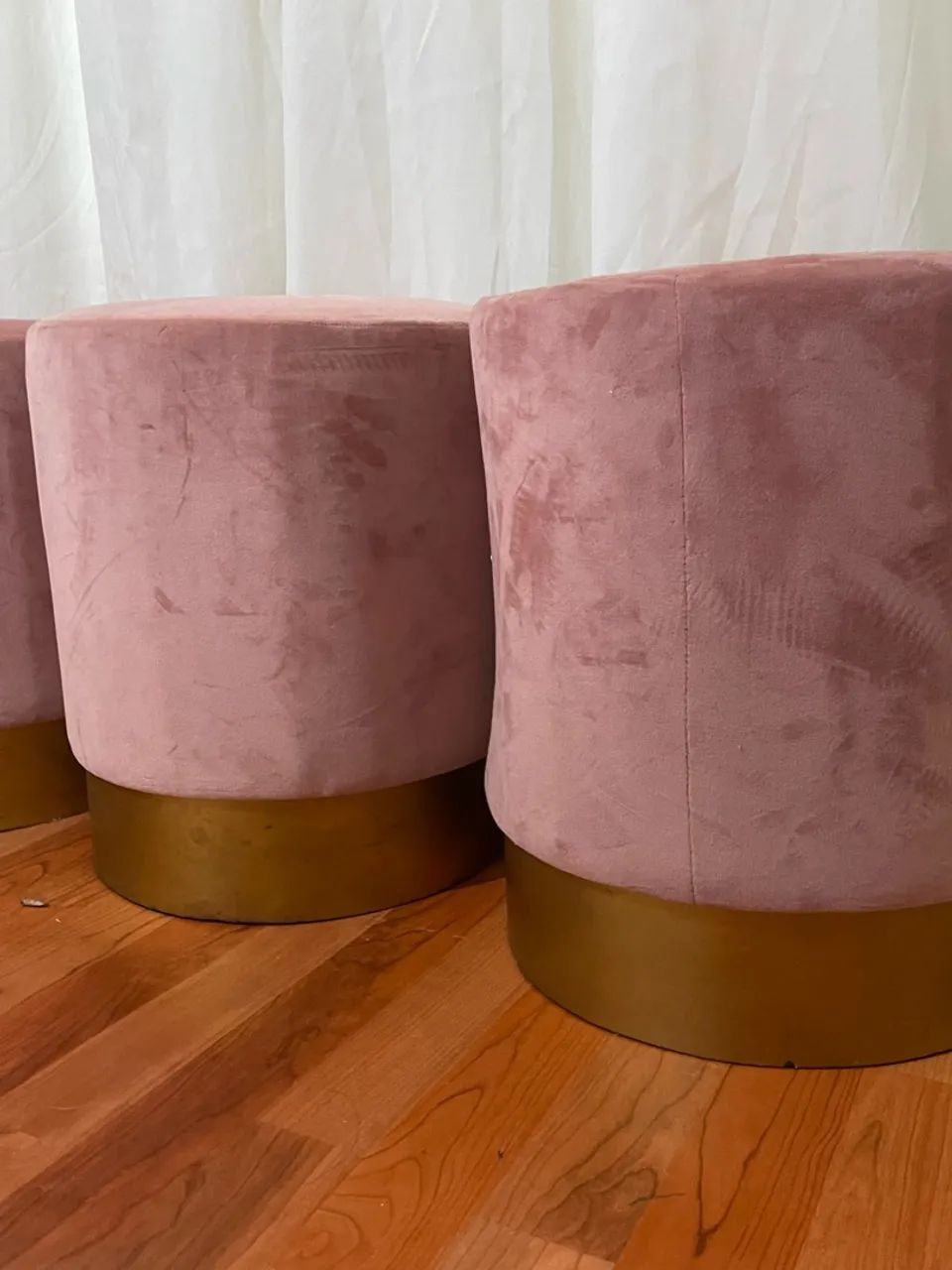 Kit 3 Pufs Puff puffs poltrona rosa com dourado - Foto 5