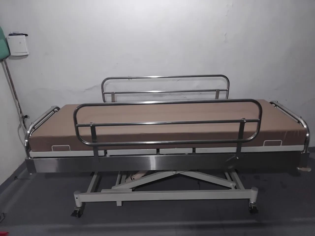 Cama hospitalar motorizada 