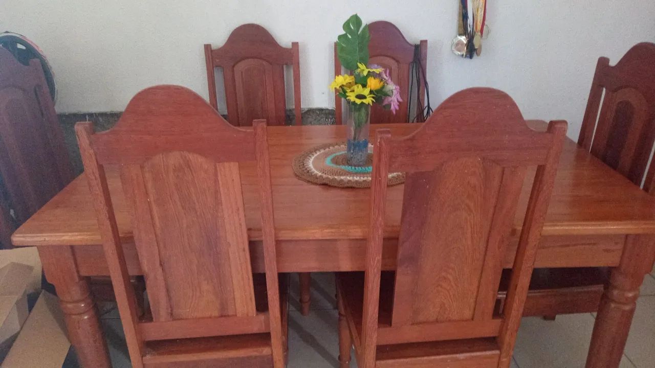 Vendo Mesa de madeira com 6 cadeiras.  - Foto 2