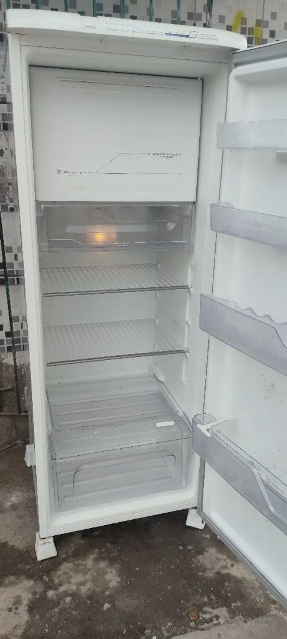 Geladeira Eletrolux semi nova - Foto 4