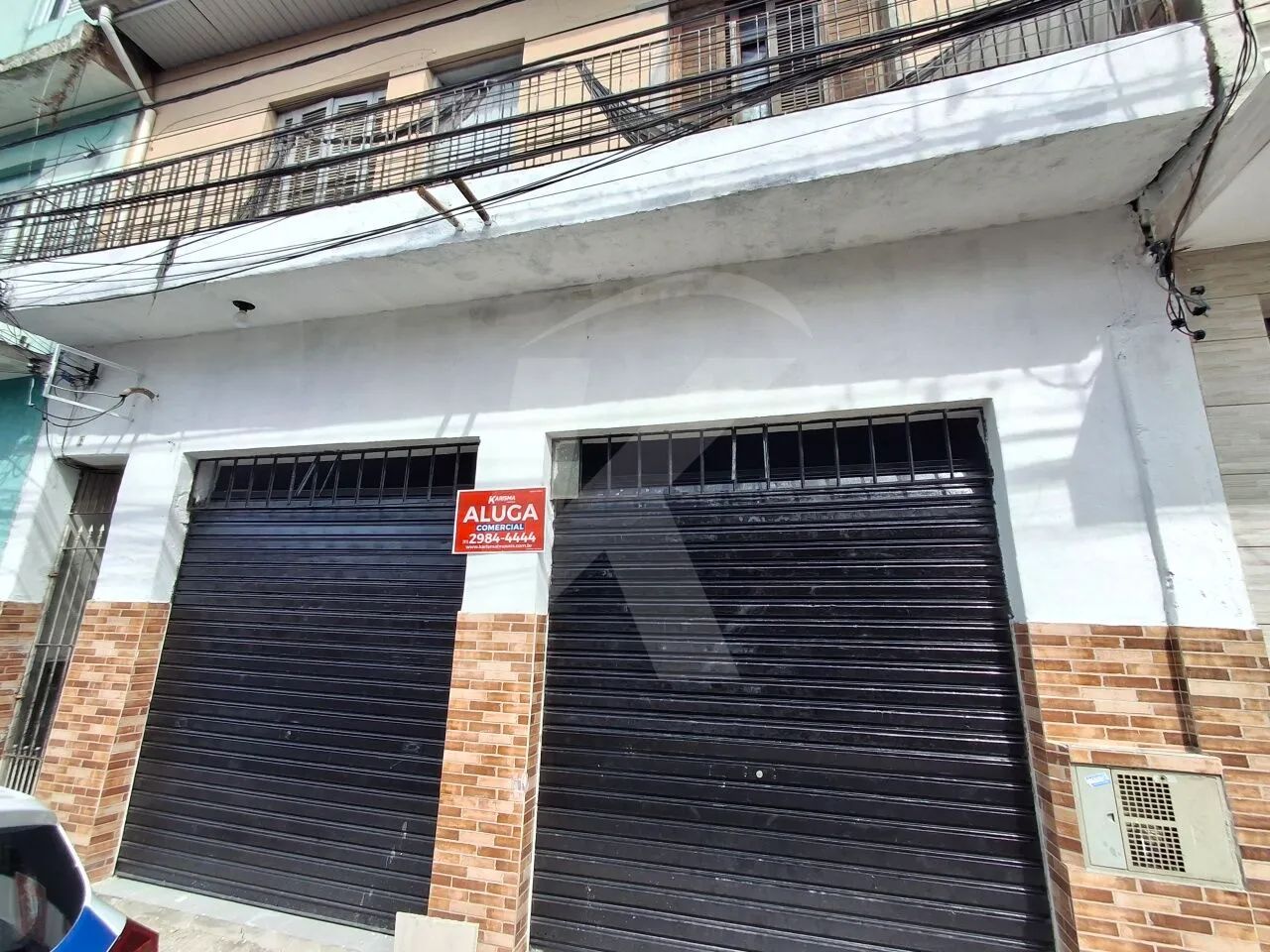 Salão comercial com banheiro