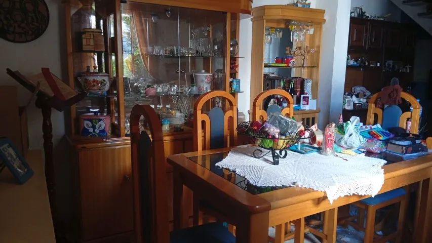mesa de vidro, 8 cadeiras e cristaleira - Foto 2