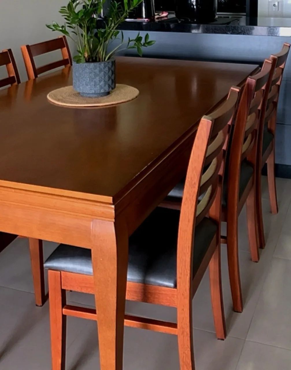 Mesa de jantar de madeira com 6 cadeiras - Foto 3