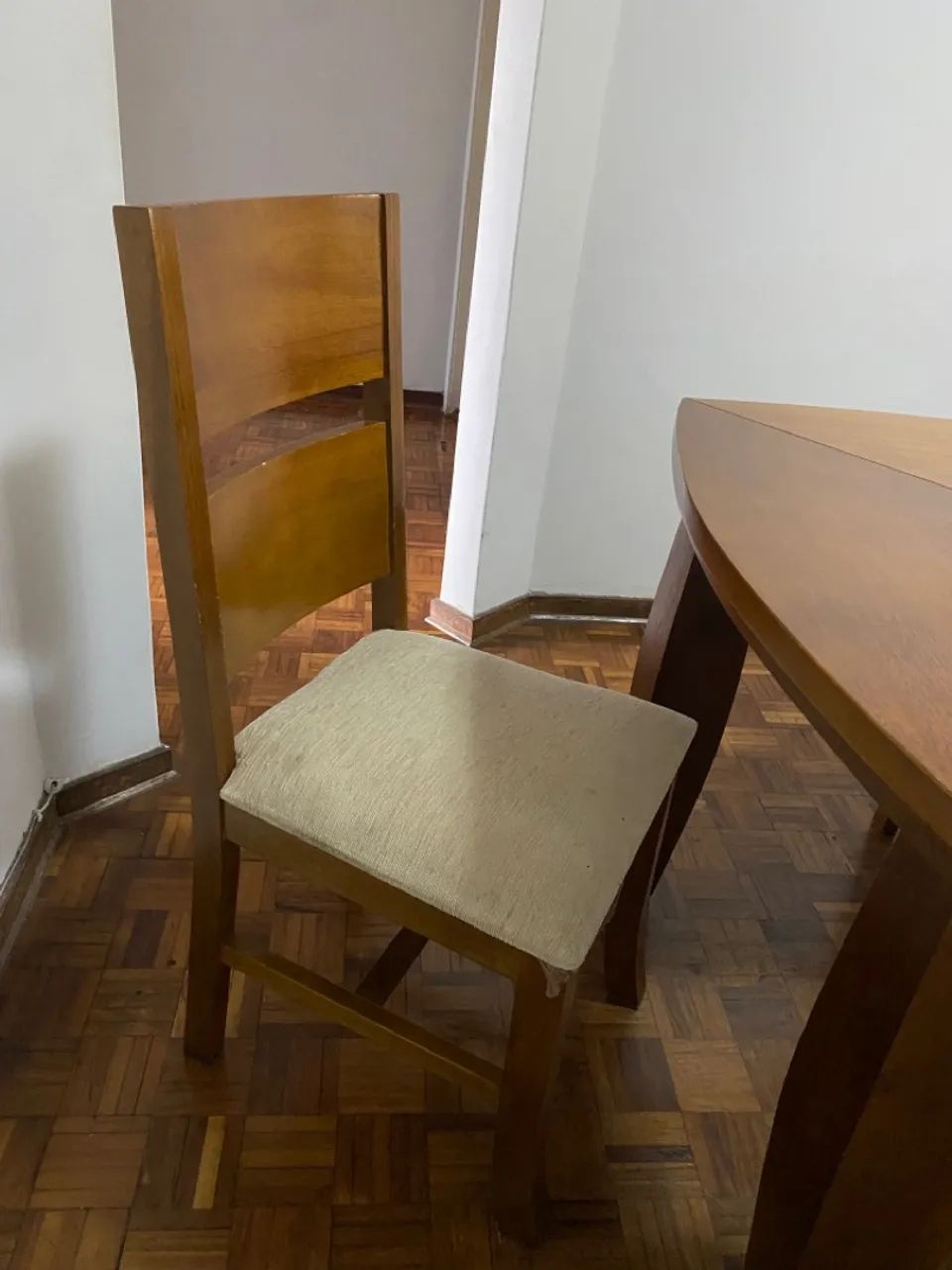 Mesa madeira com 6 cadeiras - em ótimo estado - Foto 3