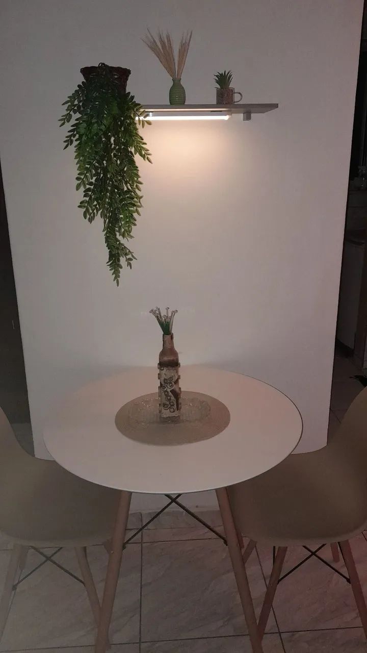 Vendo Mesa com 2 cadeiras modernas