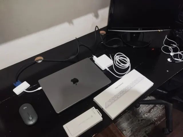 MACBOOK PRO 2023 - M2 - 32GB RAM - 500 SSD - 14 POLEGADAS (PROBLEMA NO DISPLAY) + KIT APPL