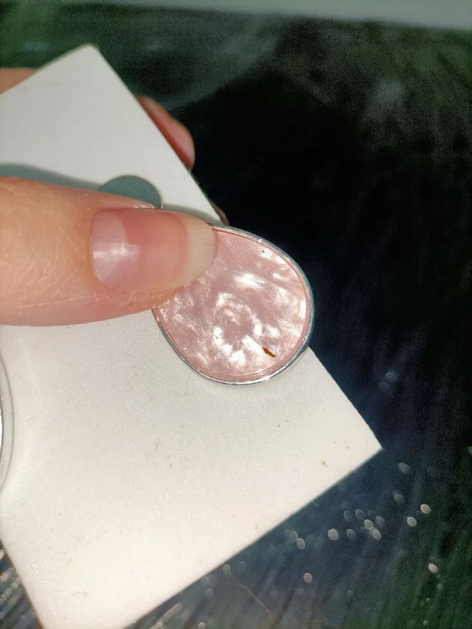 Brinco em formato de gota rosa com base circular prateada  - Foto 3