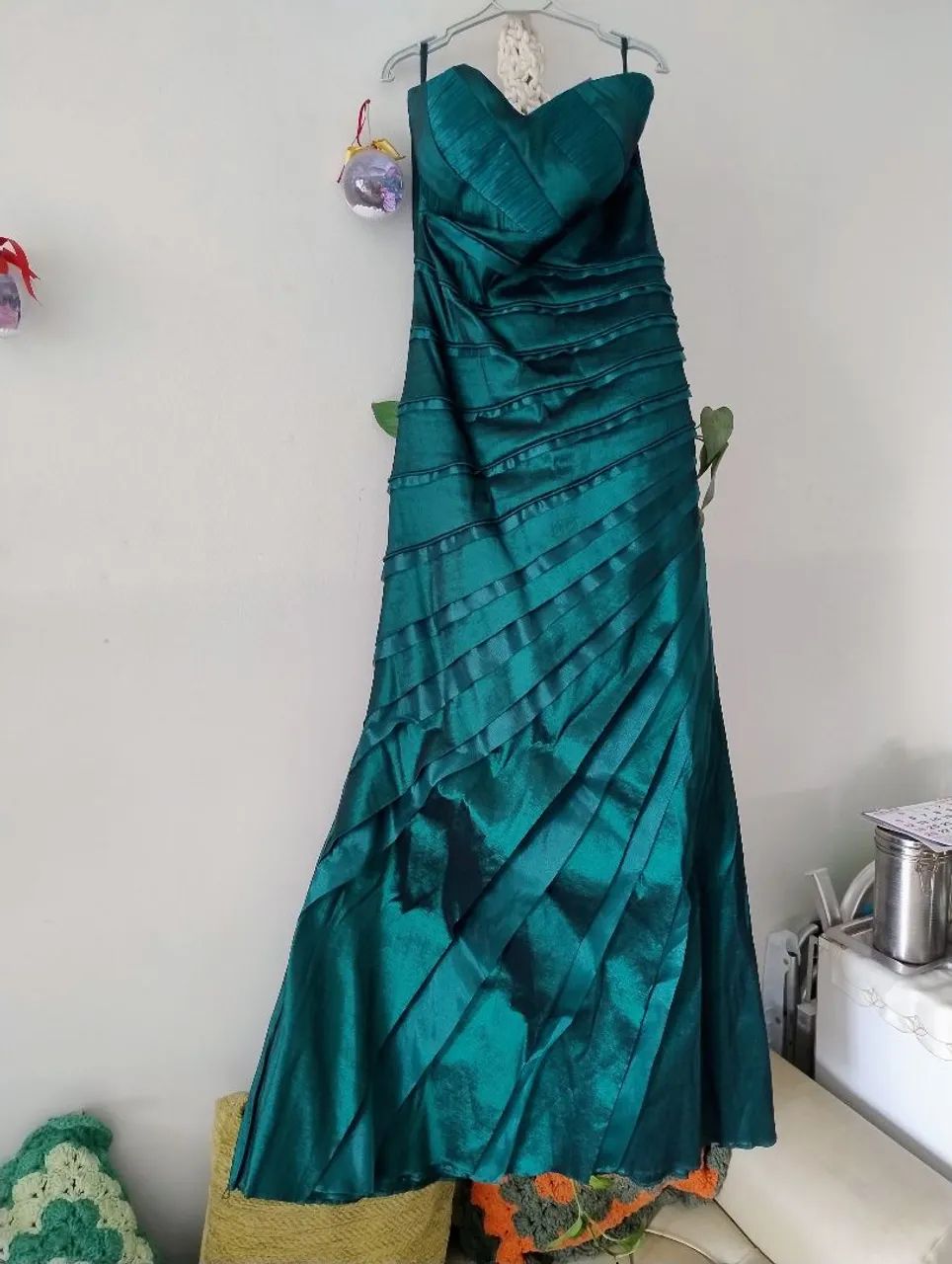 Vestido para festa, cor verde musgo. Tamanho M. Super lindo exuberante e conservado. - Foto 4