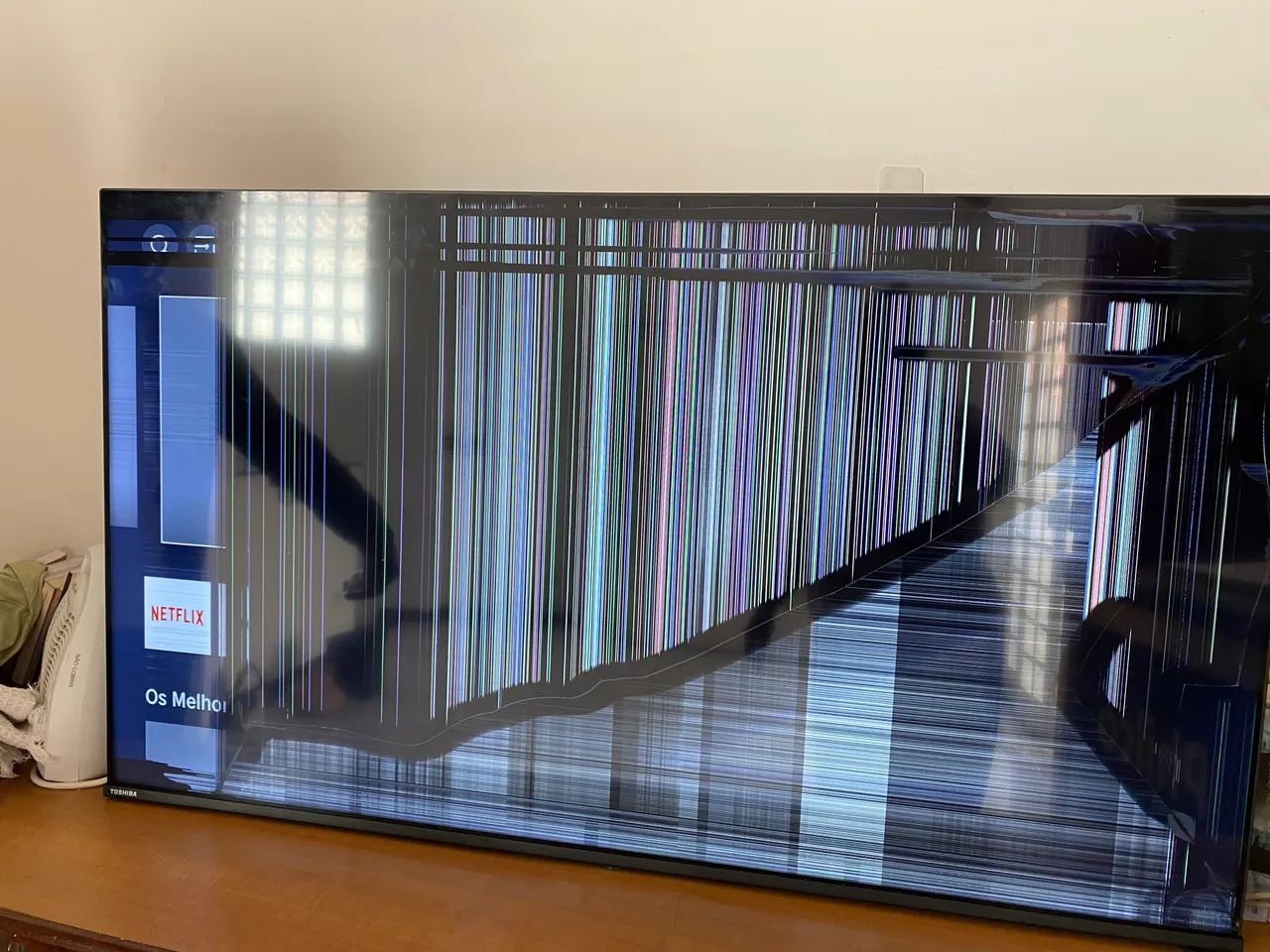 Vende se TV 60 polegadas Toshiba QLD 4K com controle e cabo original- com defeito  - Foto 3
