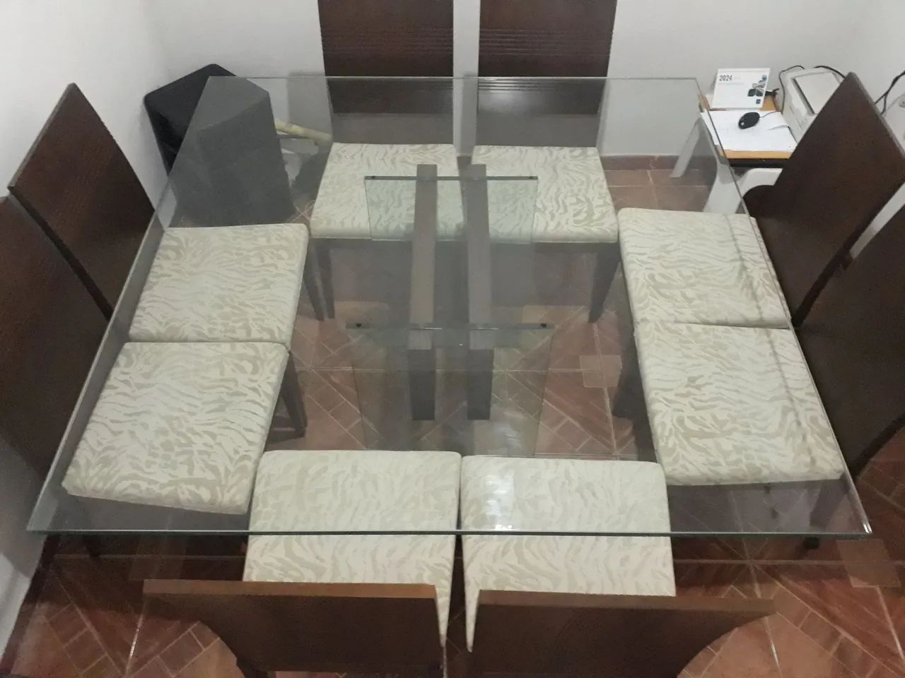 Mesa de jantar vidro com 8 cadeiras forradas - Foto 3