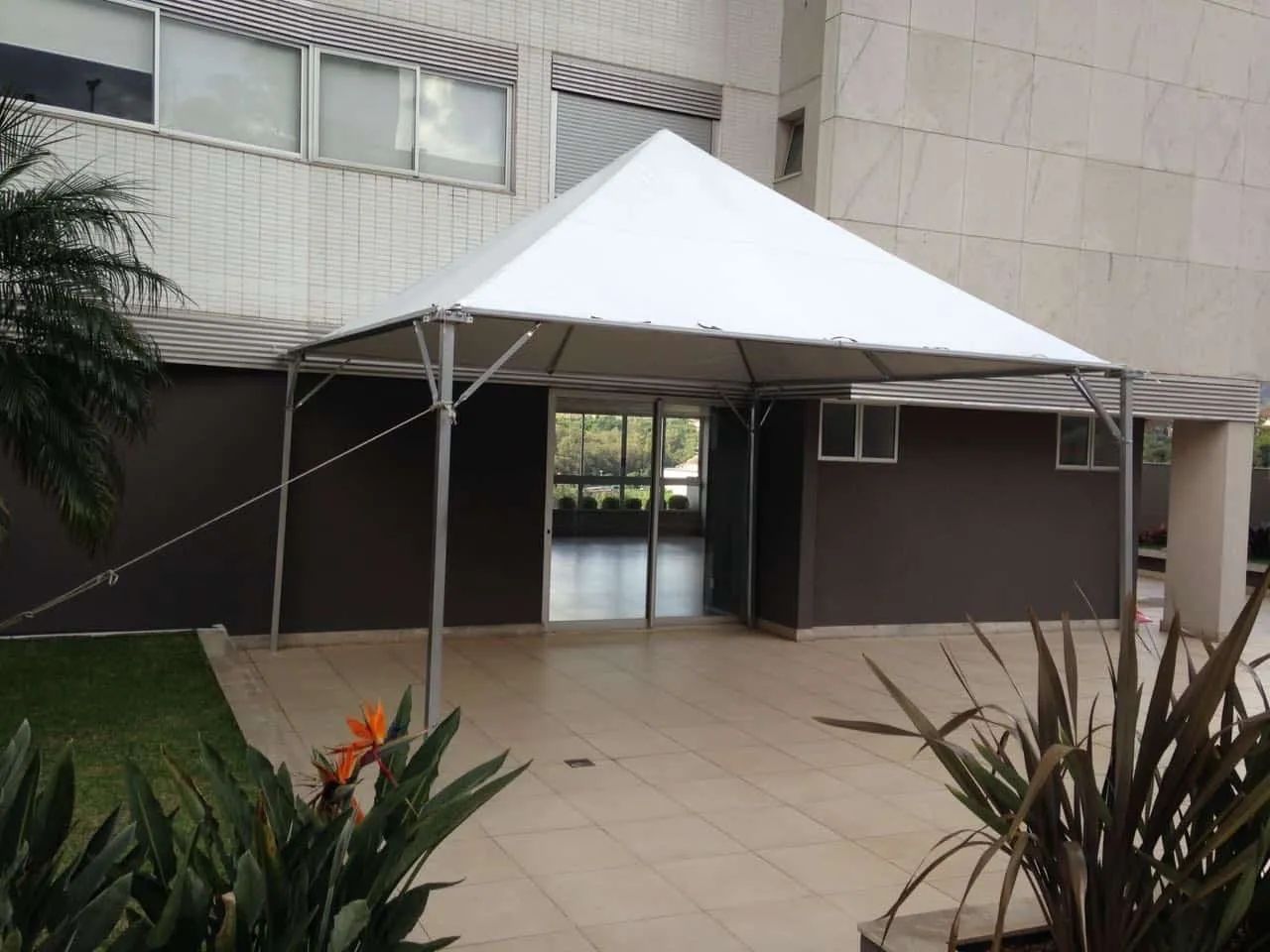 Tenda piramidal 5x5 com calhas