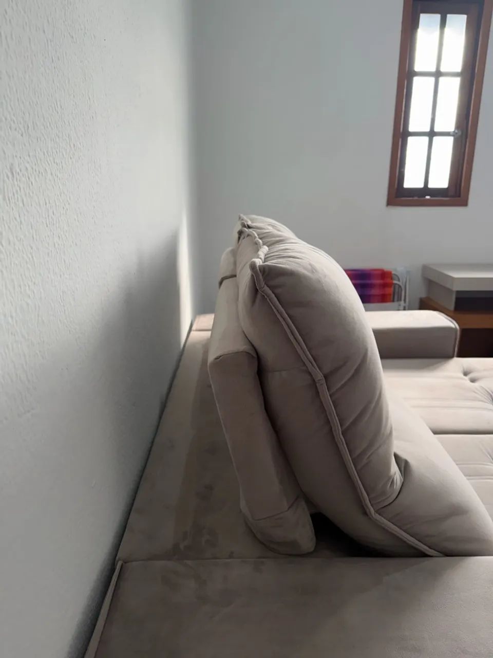 Sofá Retrátil 2 Lugares Bege - Apenas 2 Meses de Uso - Foto 4