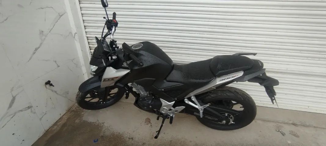 Moto zerada no plástico ainda 