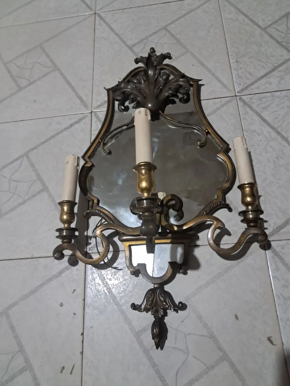 Aplique de parede com espelho de 3 lâmpadas em bom estado.  - Foto 2