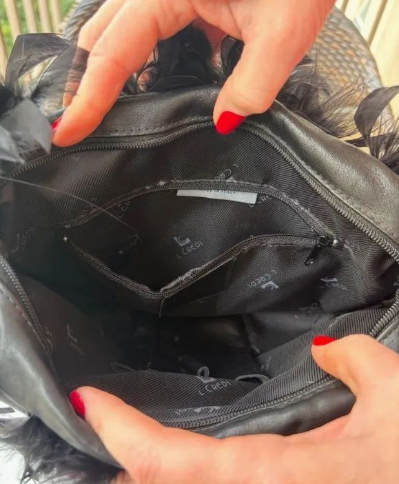 Bolsa lcredi preta com plumas - Foto 2