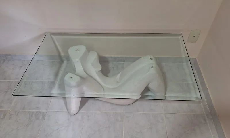 Mesa de Centro Elegante com Design Escultural e Contemporâneo