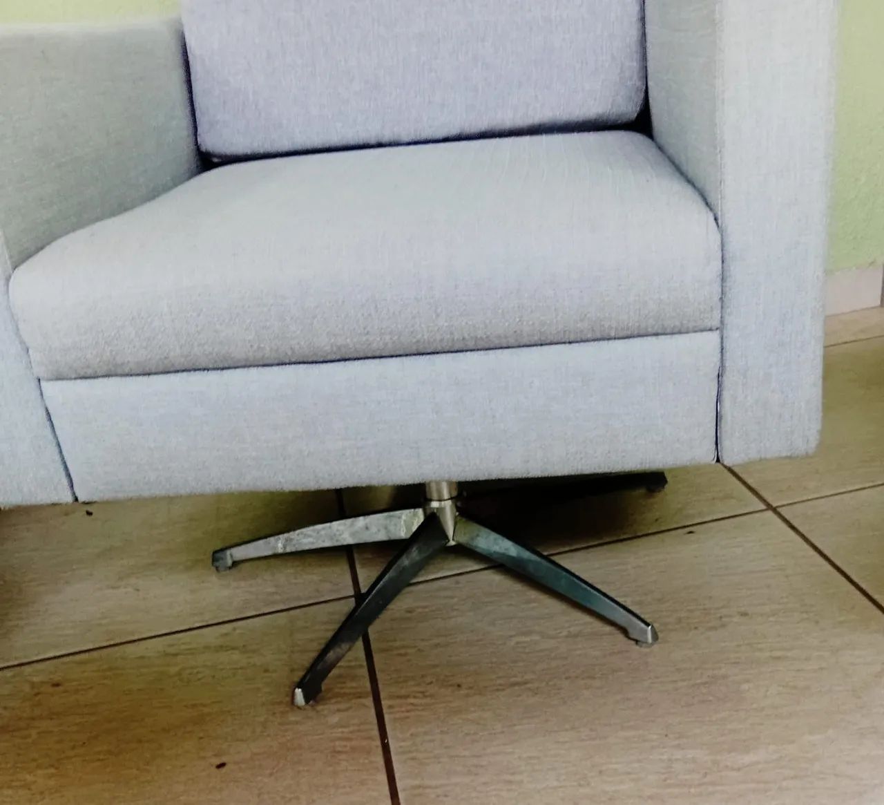 Poltrona Giratória Cinza Claro com Almofada do Encosto Solta/Removível - Foto 2
