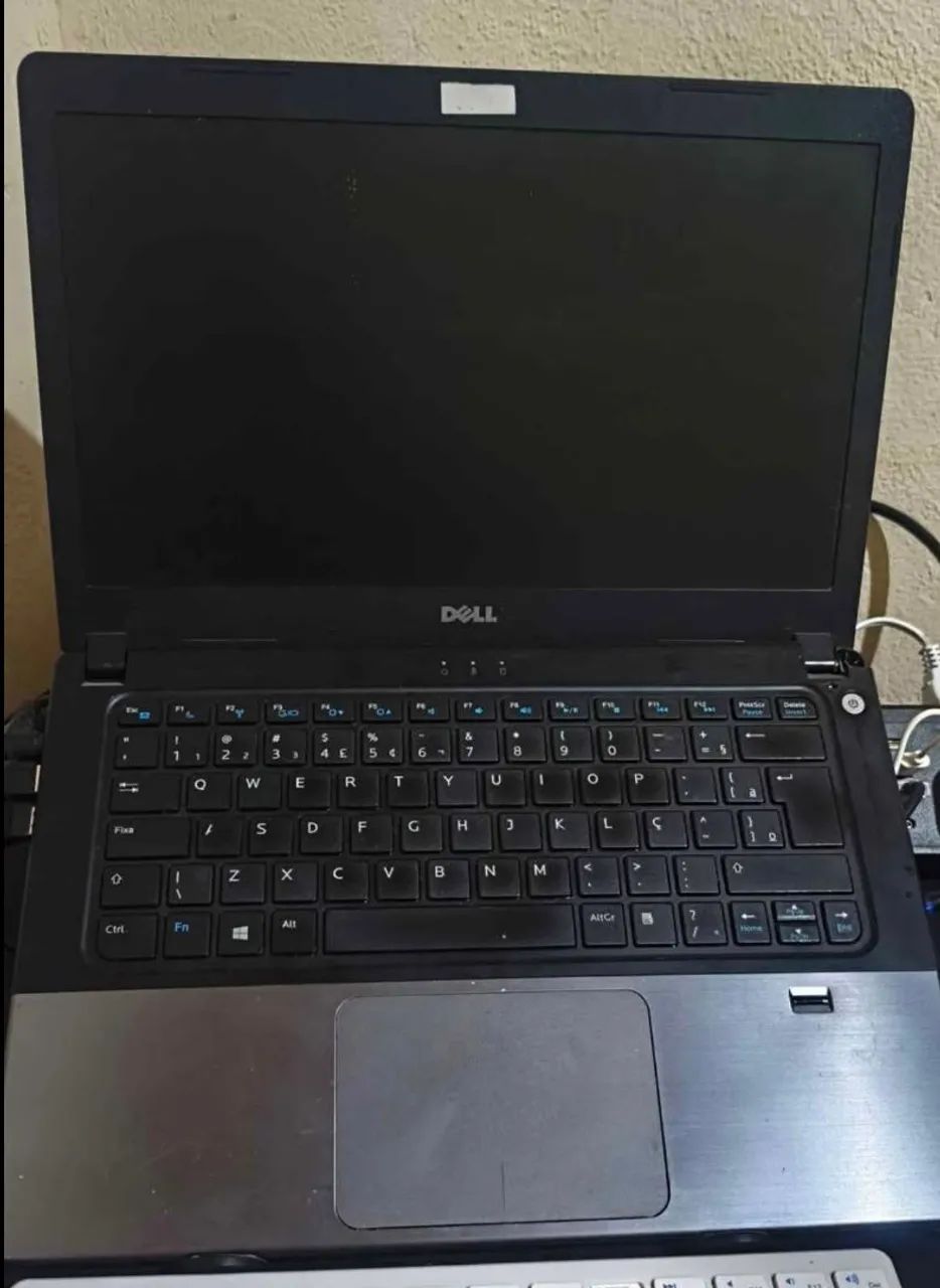 Notebook Dell com detalhes