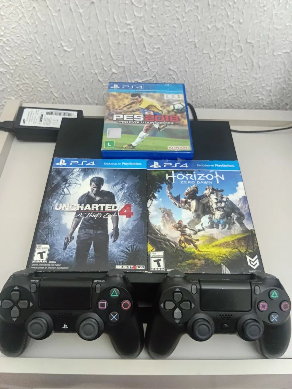 PS4 NA CAIXA, COM 2 CONTROLES E 3 JOGOS