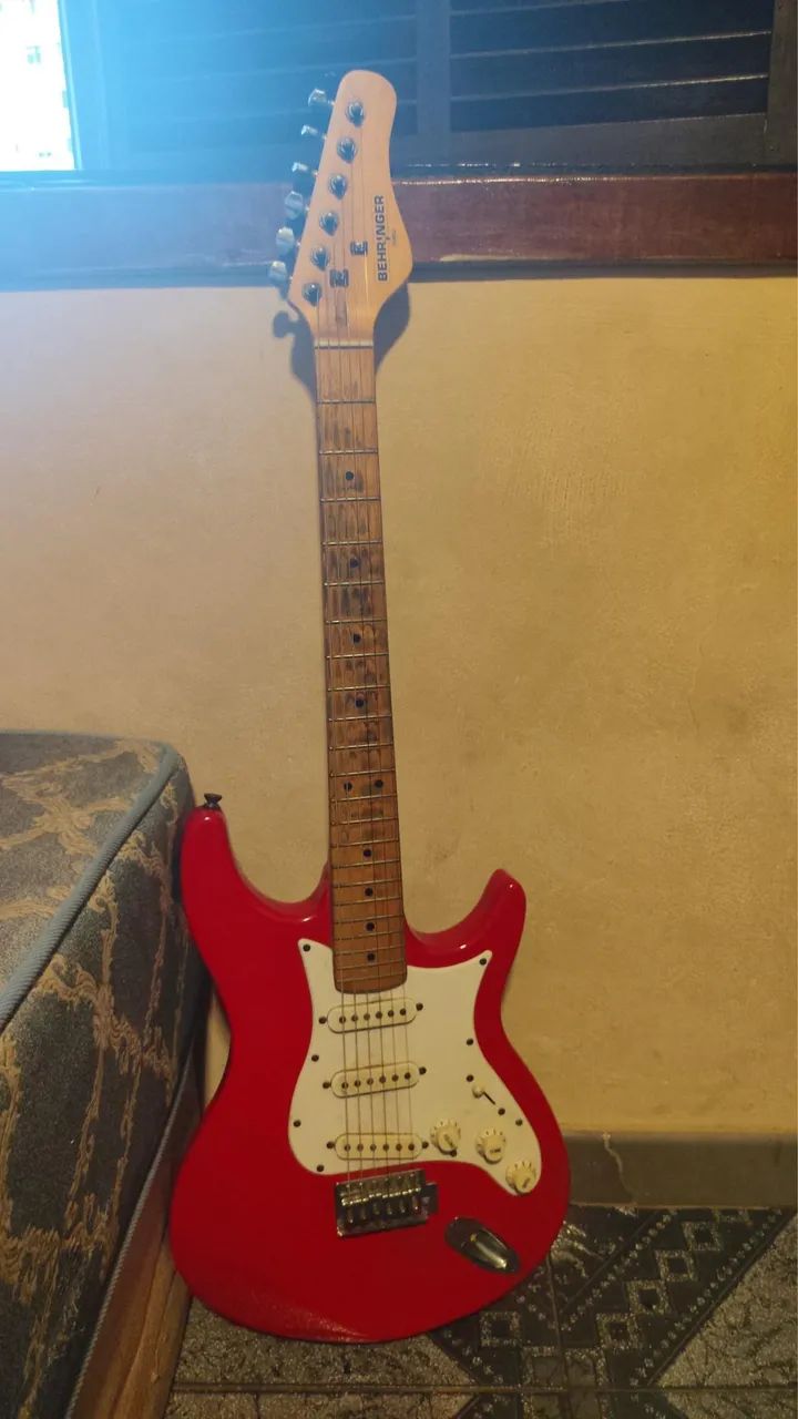 Guitarra stratocaster behringer 