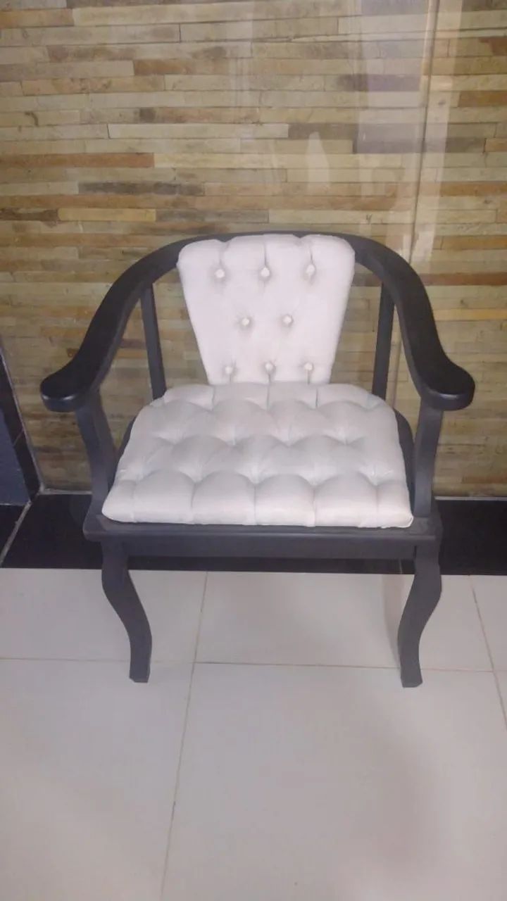 Cadeira com acento e encosto em captonê off white - Foto 2