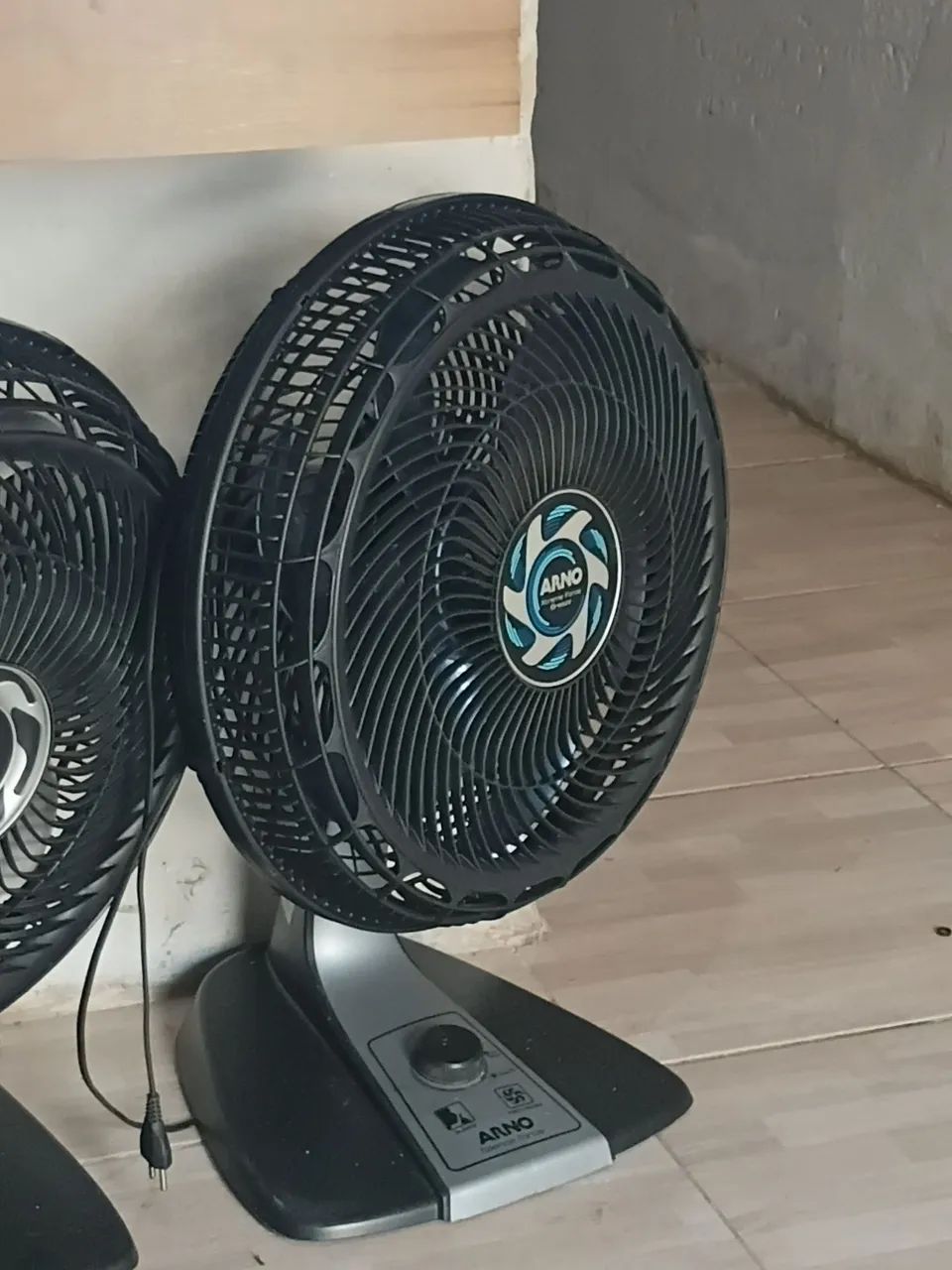 3 ventiladores de mesa e um de coluna