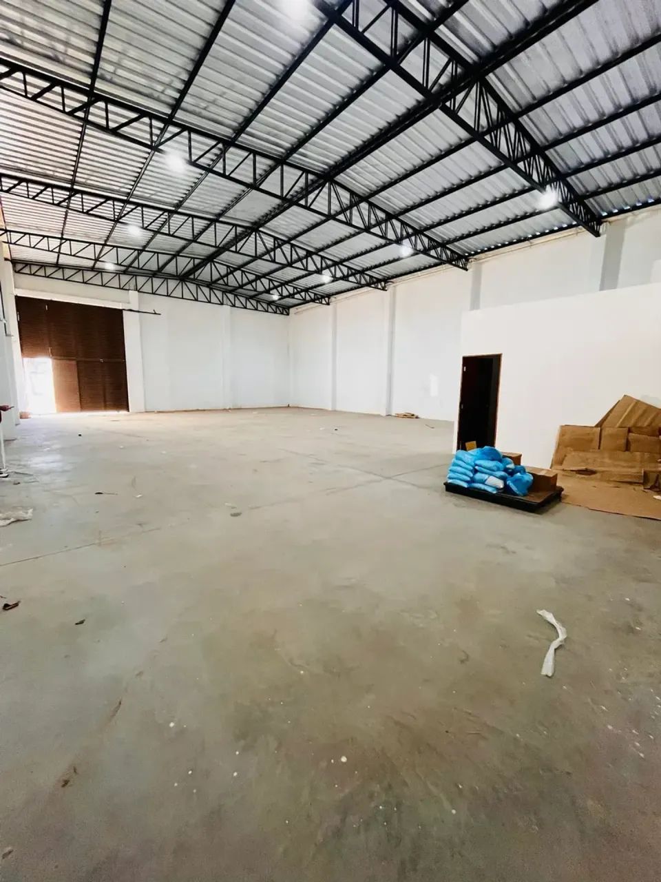 Alugo Excelente Galpão com 330m2 no Renascer - Foto 2