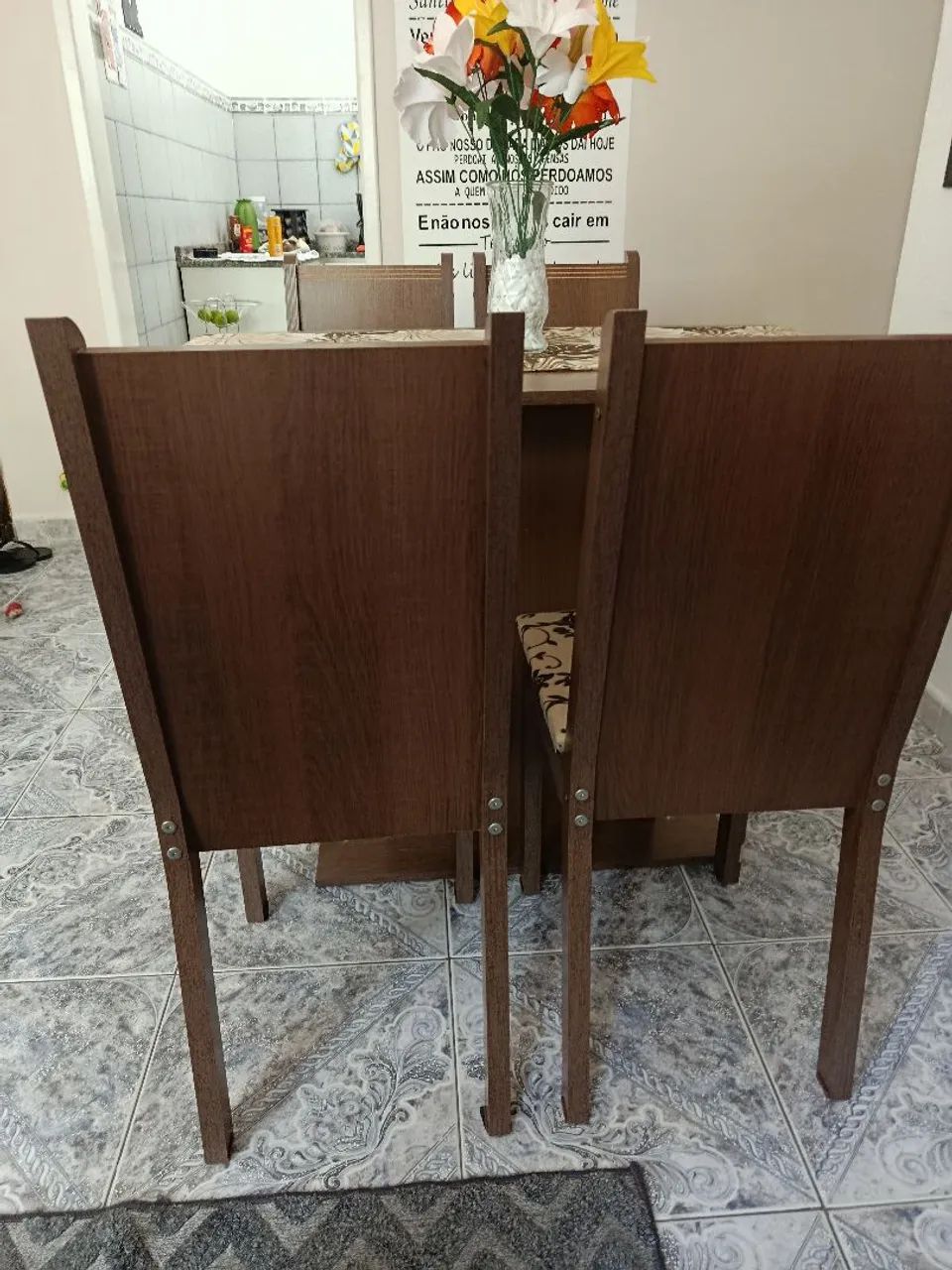 VENDO MESA DE JANTAR COM 4 CADEIRAS