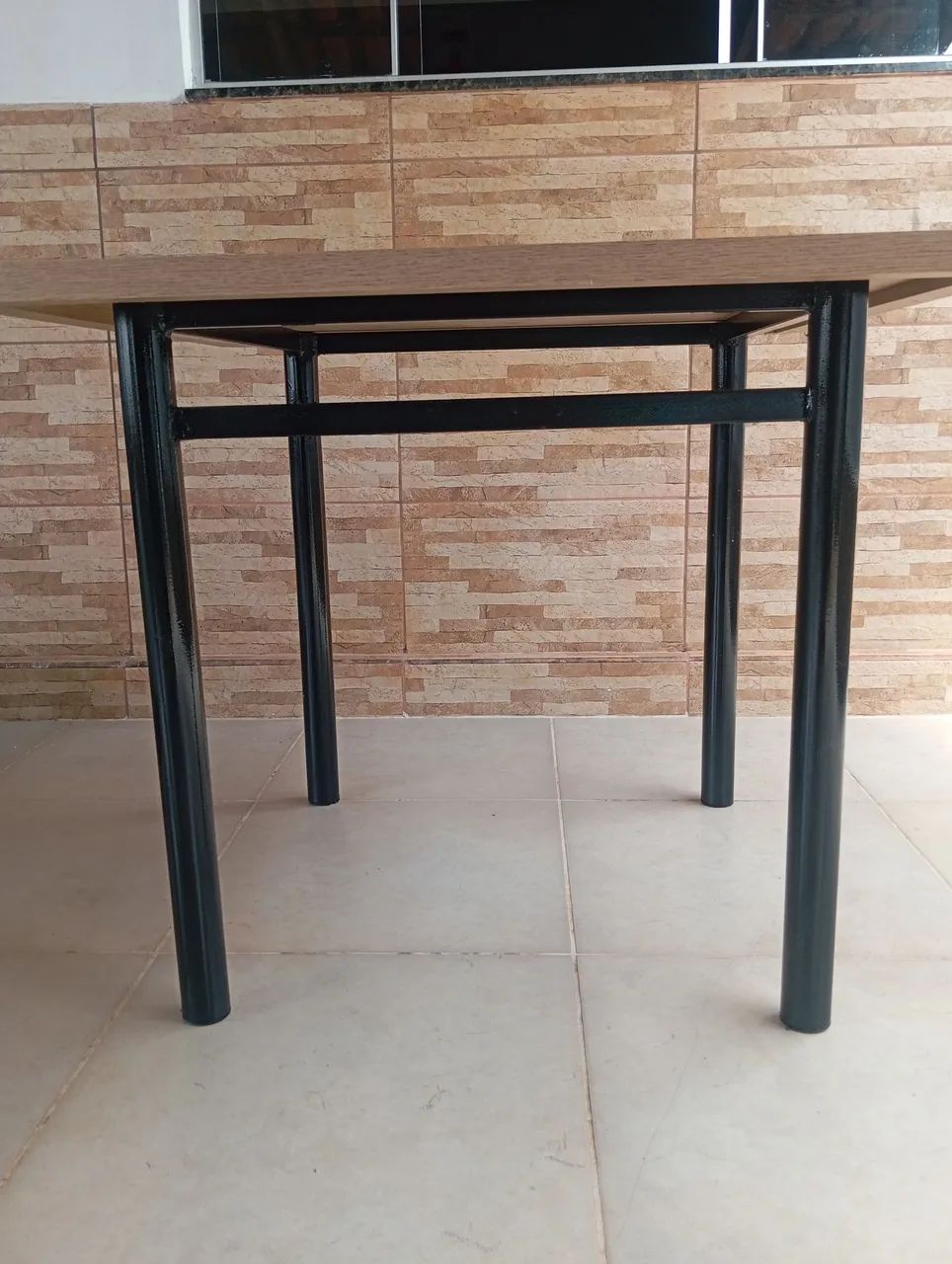Mesa com base de metal e tampo de MDF  - Foto 2