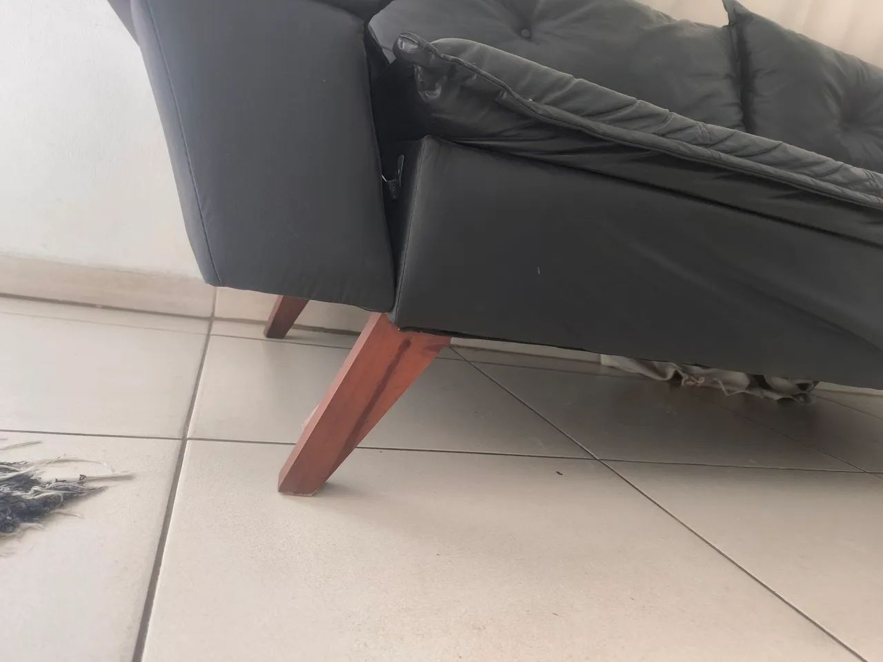 Sofá preto de dois lugares de corino  . - Foto 2