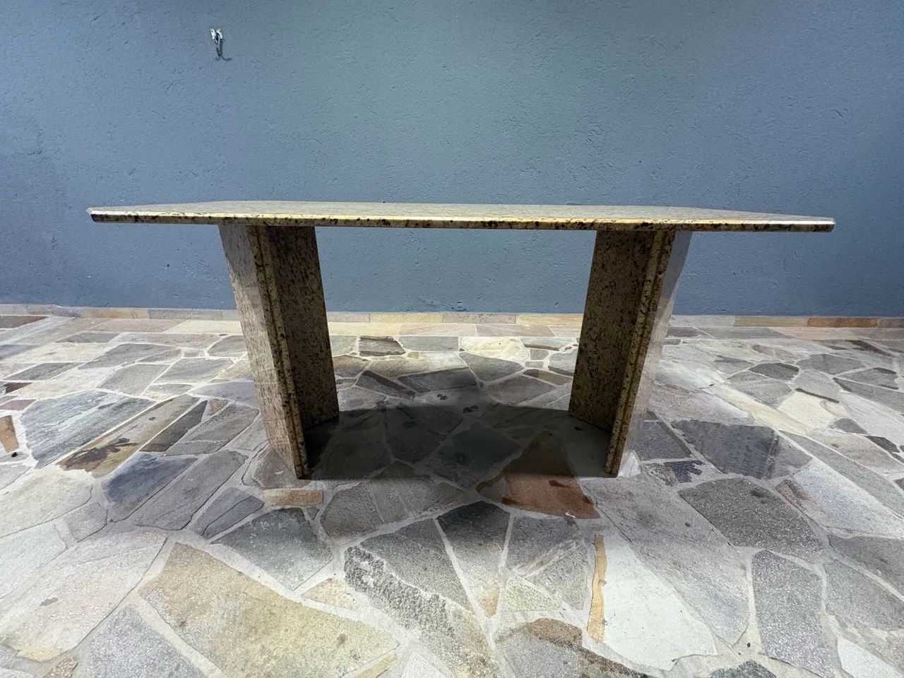 Mesa granito com base de apoio em granito