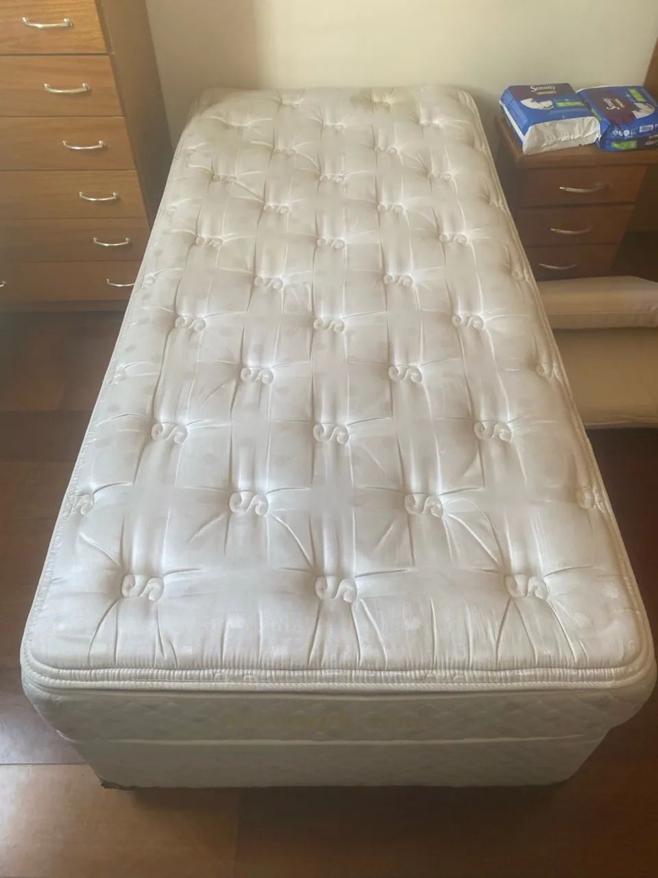 Vendo cama box solteiro - tem baú usado 