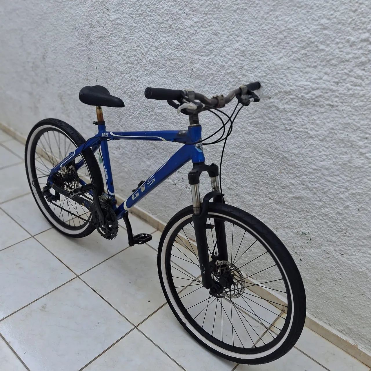GTS M5 Azul e Branco