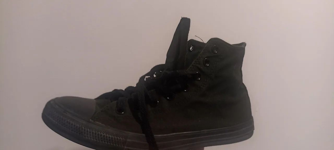 Tênis Cano Alto Converse Chuck Taylor All Star Monochrome HI - Preto - Foto 2