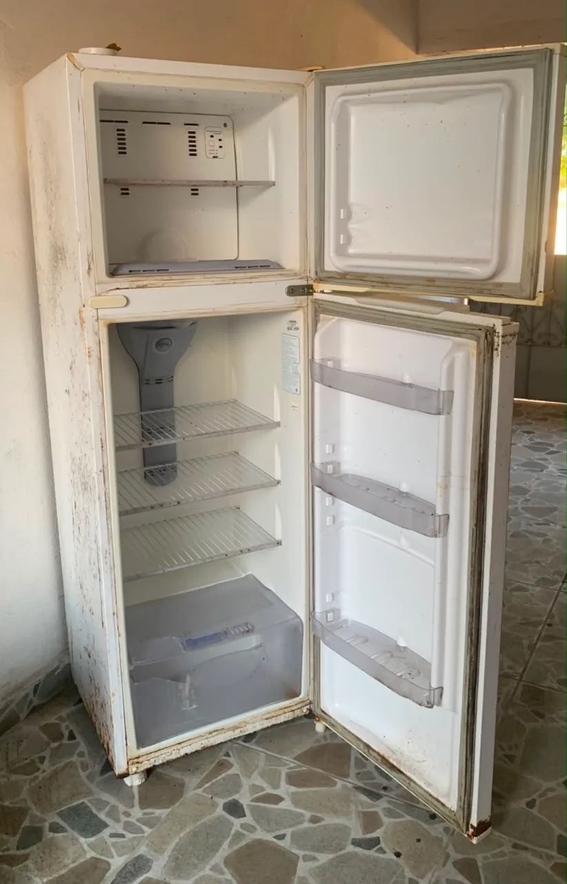Vende-se Geladeira com Defeito  - Foto 4