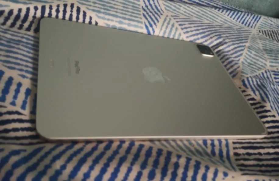 Vendo Minha iPad pro chip M2 muito bem conservada!! - Foto 2