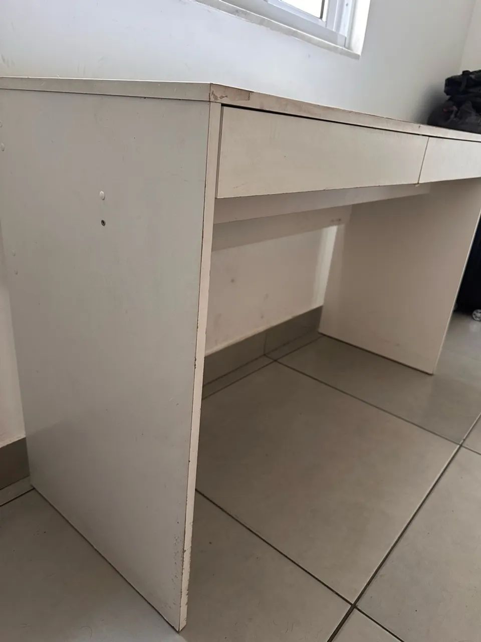 Escrivaninha branca com gaveta - Foto 2