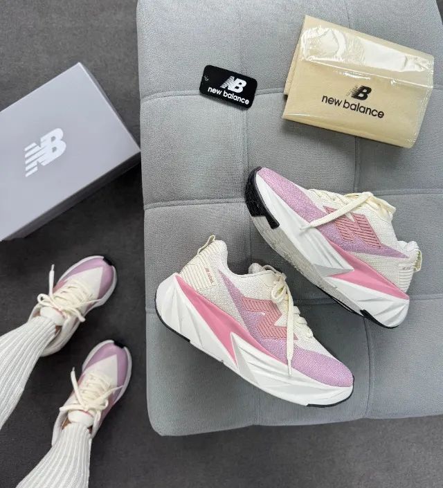 Tenis New balance Fuel Cell rebel Branco Rosa - Foto 5