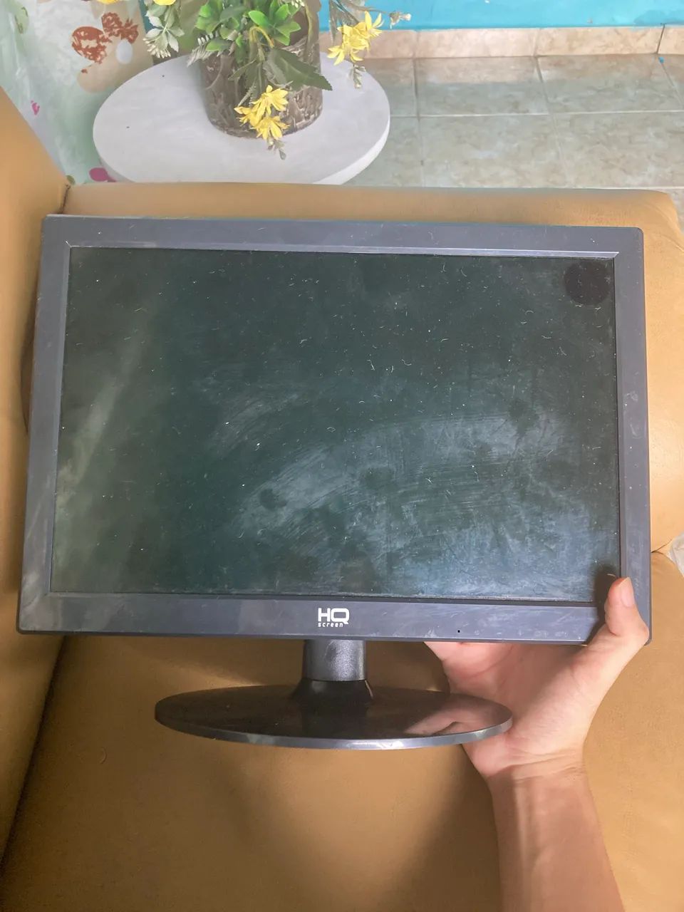 MONITOR COM PEQUENA MANCHA 