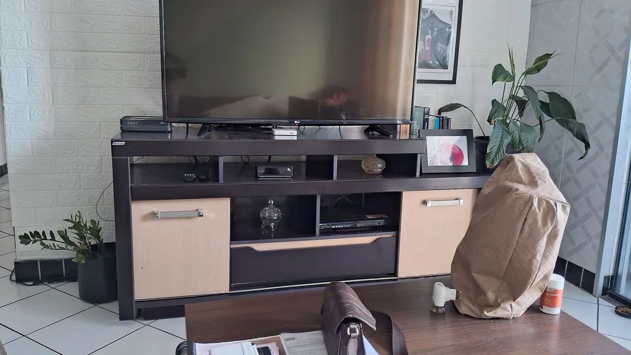 Rack de sala para TV de até 55' polegadas, com gaveta e duas portas de correr  - Foto 4