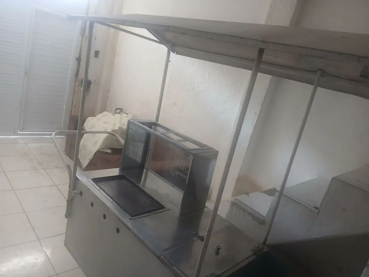 Carrinho de Lanche Alumínio Leve - C/ Chapa + Vitrine + Porta Bebida - Foto 2
