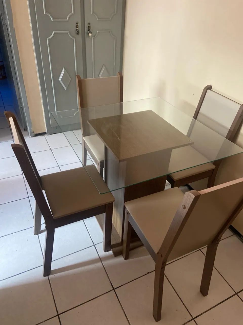 Mesa de jantar com vidro e 4 cadeiras - Foto 5