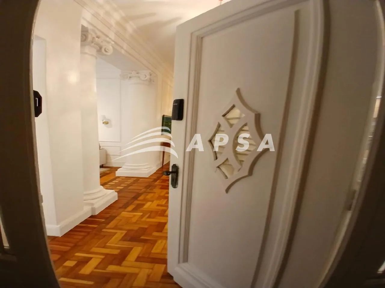 NA CHARMOSA RUA RONALD DE CARVALHO, NO CORAÇÃO DE COPACABANA, ESTE APARTAMENTO DE 150M² RE