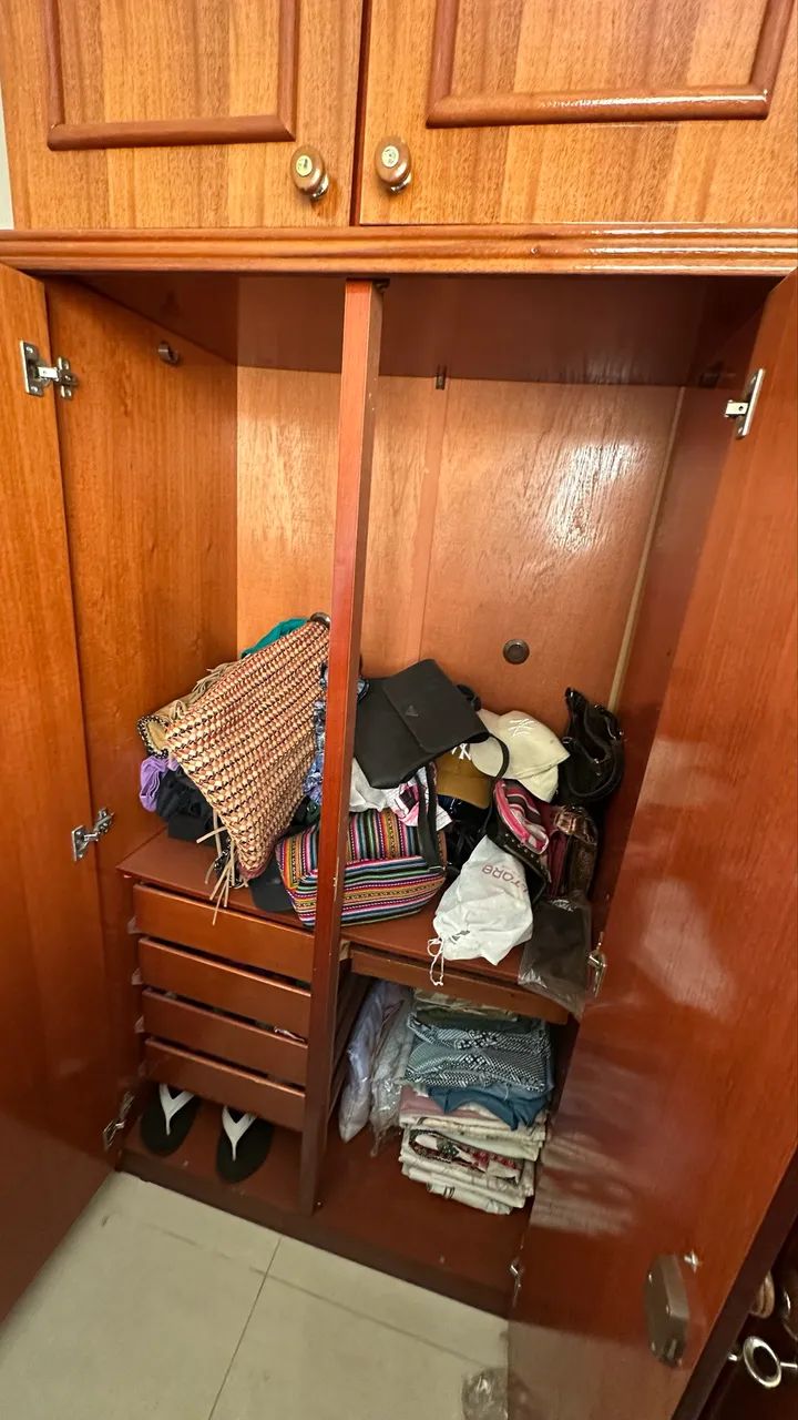 Guarda-roupa de madeira com espelhos - Foto 3