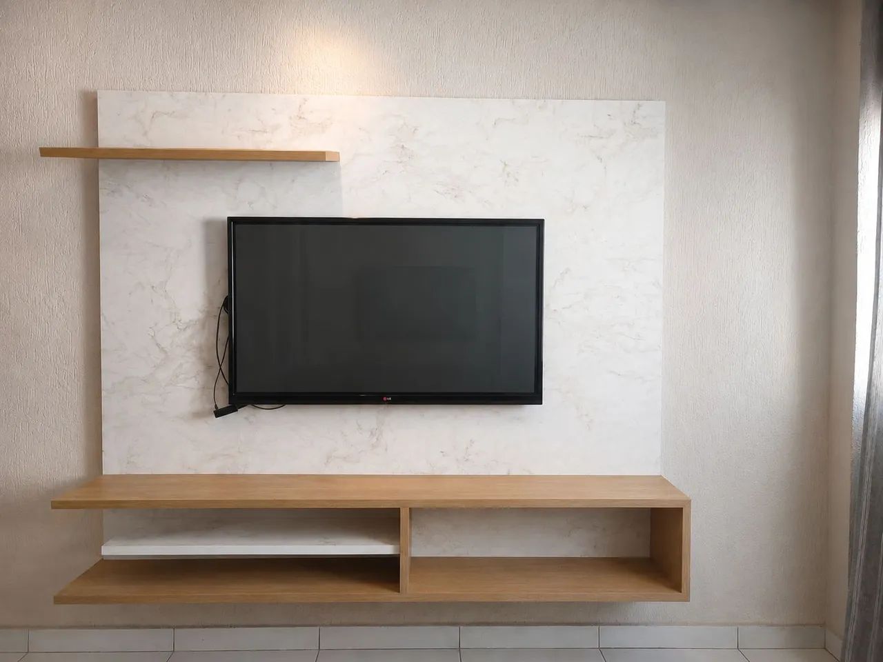 Painel de MDF para TV com Rack Suspenso 