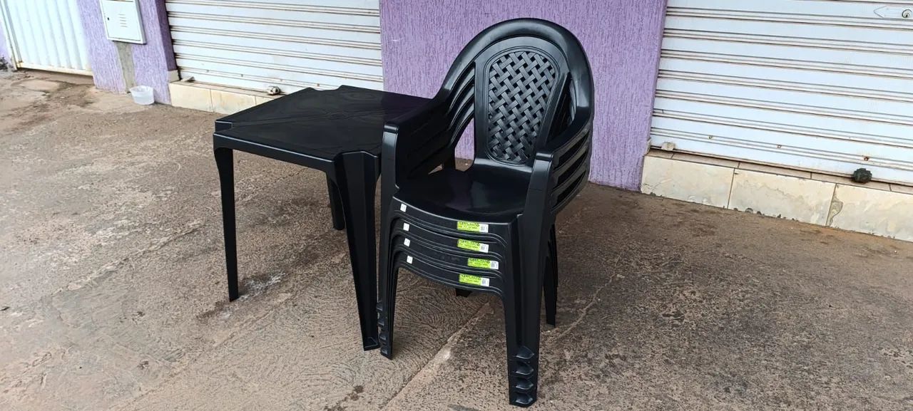Jogo de mesa e cadeiras plástica cor preta! Suporta 154 Kg - Foto 2