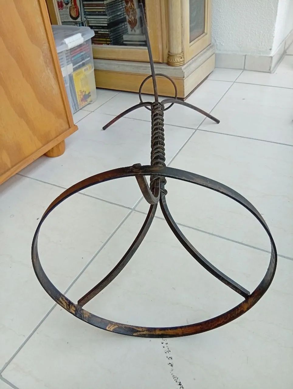 Antiga base de suporte com design clássico em ferro maciço  - Foto 5