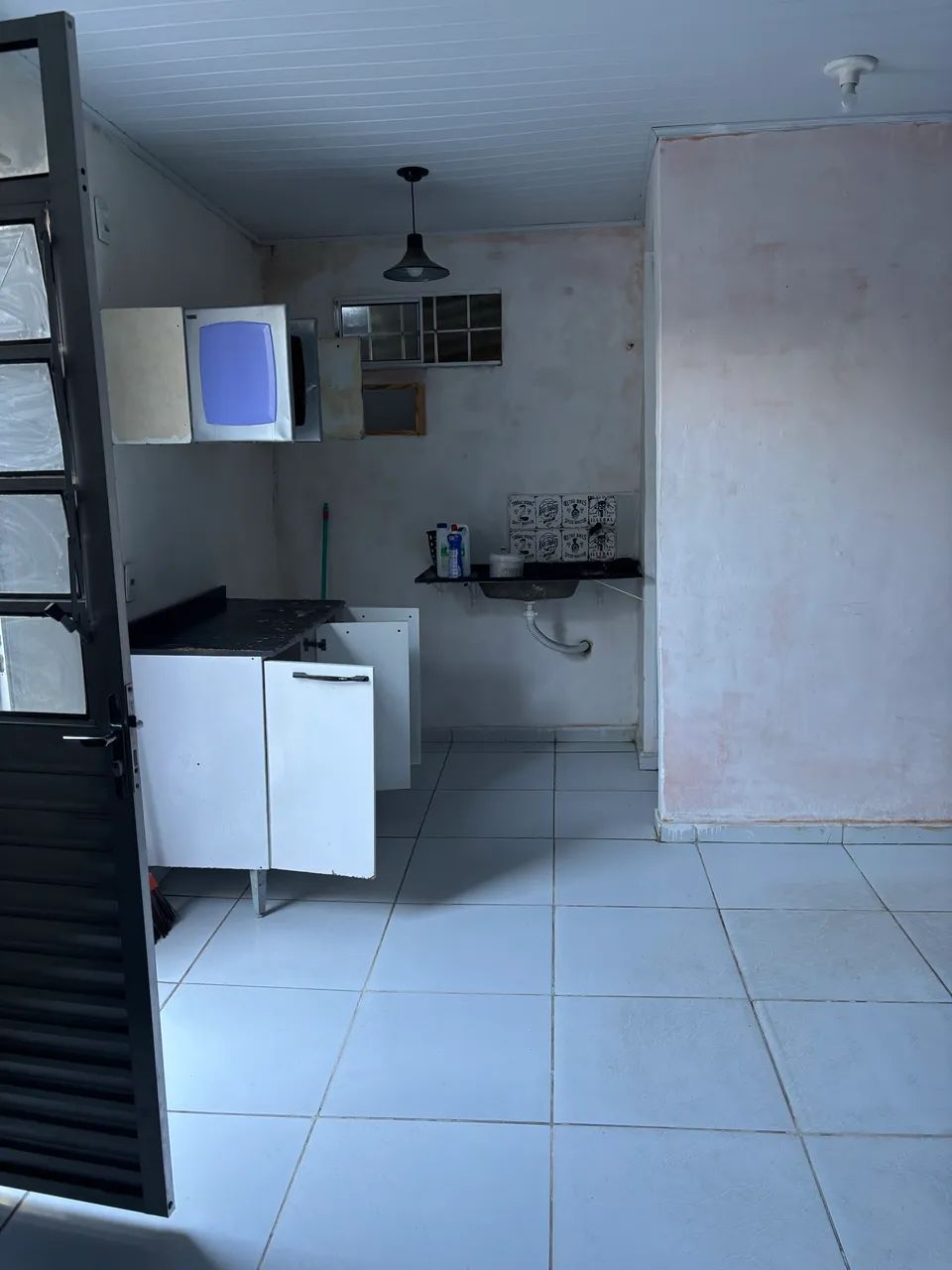 Alugo kitnet incluso água e luz para mulher  - Foto 4