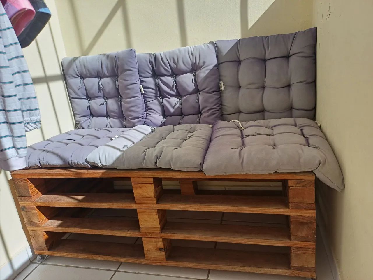 Banco de pallet com 6 rodinhas